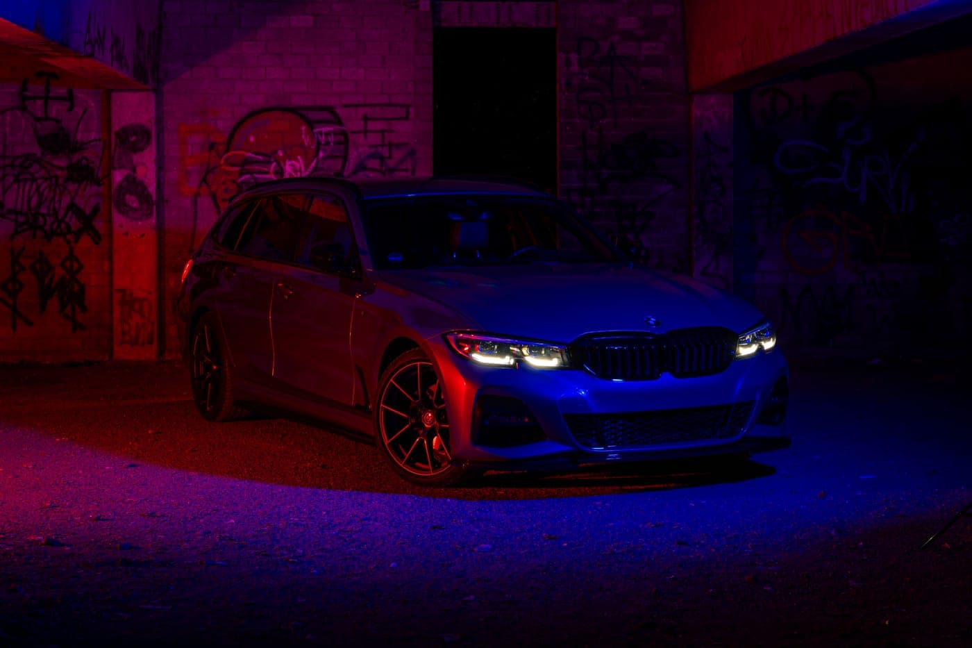 Auto in dramatischem Licht