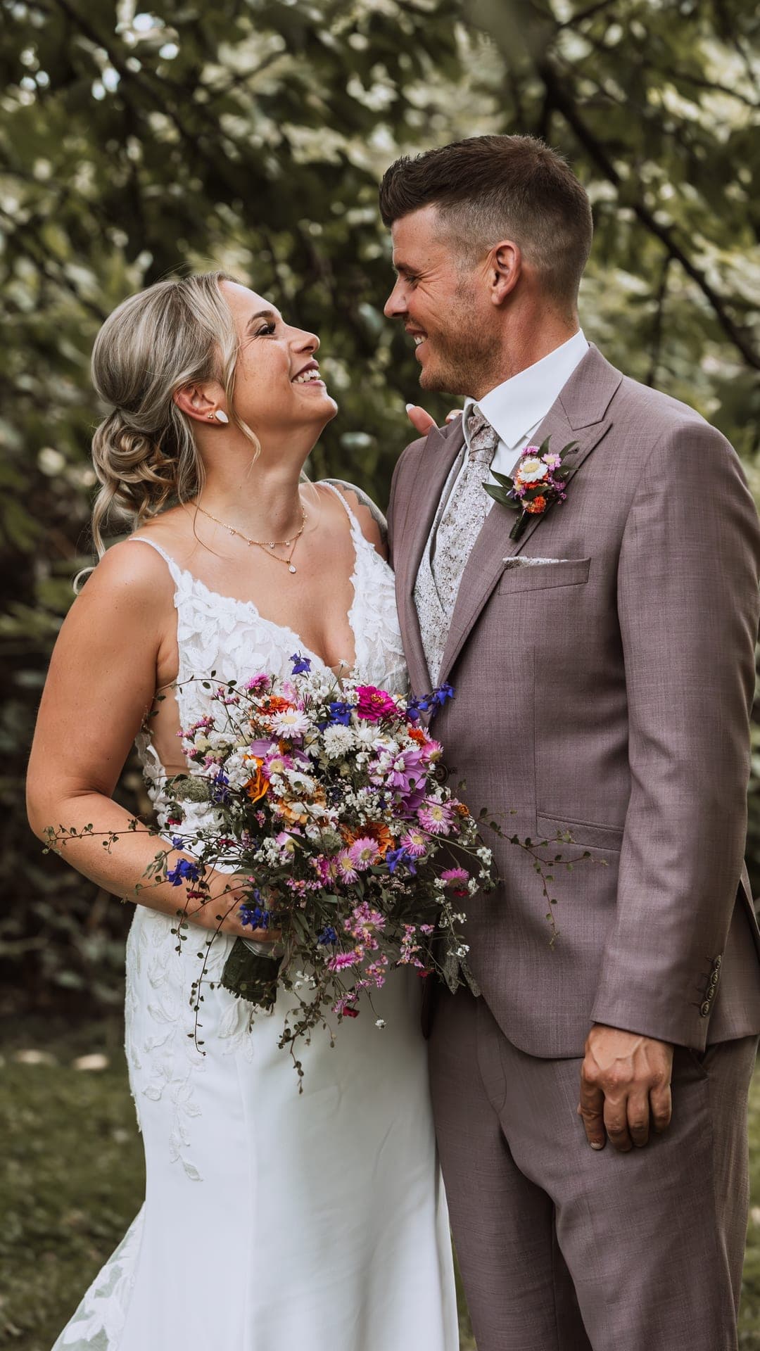 Hochzeitspaar im Abendlicht